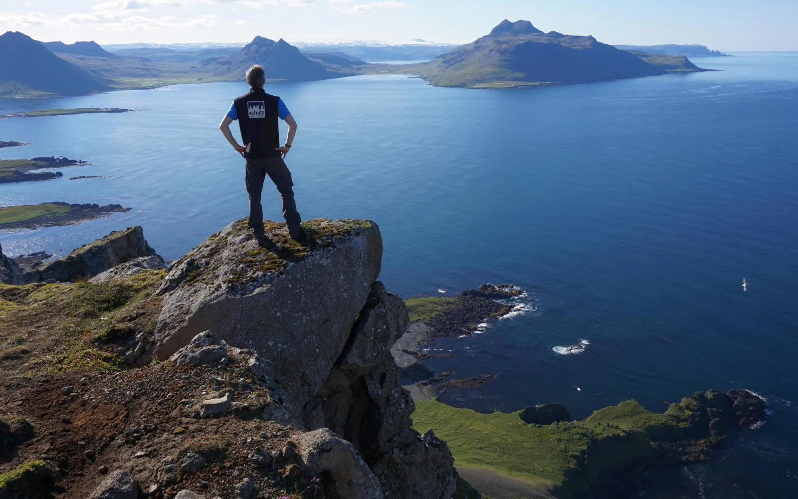 Reiseleiter Rico lebte drei Jahren in den Westfjorden und zeigt seine Herzensheimat voller Freude und Stolz.
