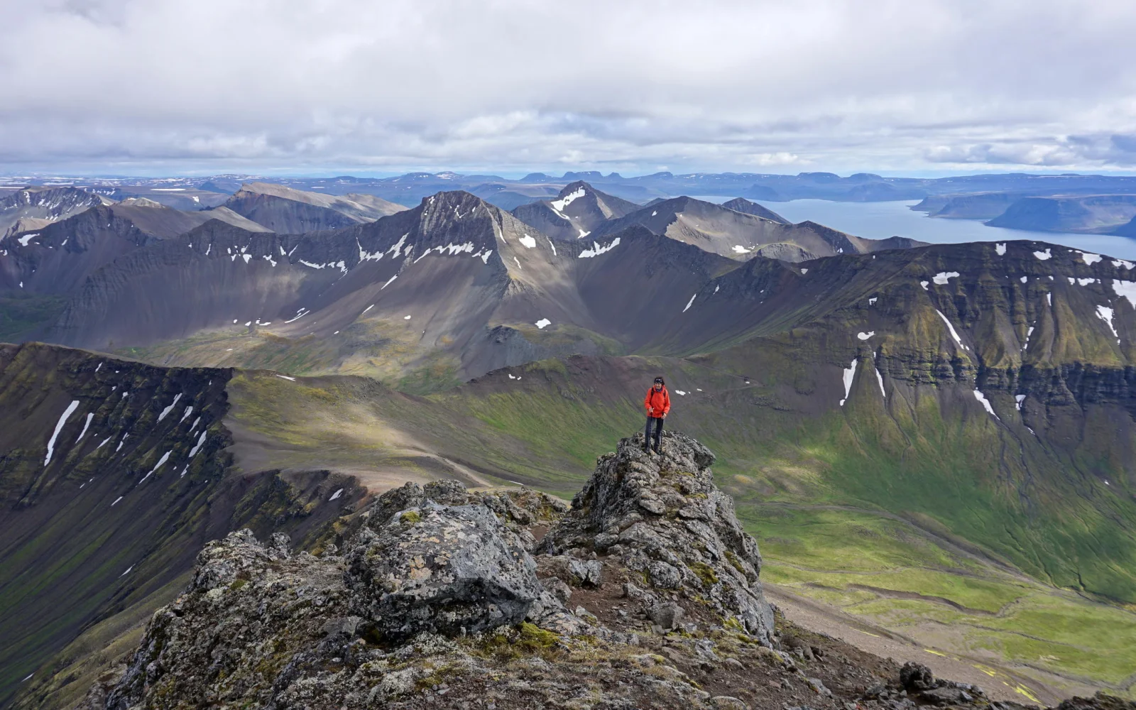 Wenn der Wettergott mitspielt - grandiose Aussicht vom höchsten Berg der Westfjorde, dem Kaldbakur (998 m)