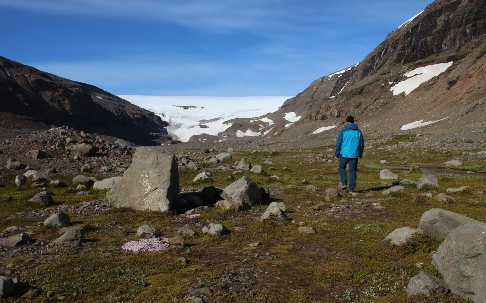 Wanderung nahe des Gletschers Drangajökull 