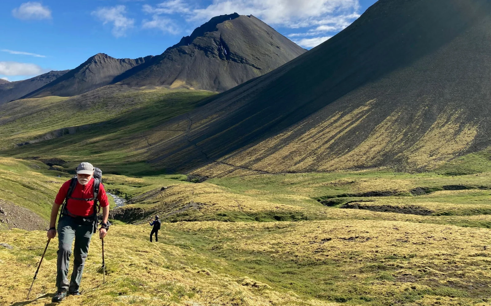 Ausgewiesene Wanderwege gibt es eher selten. Meist geht es über das Gelände (siehe Anforderungen).
