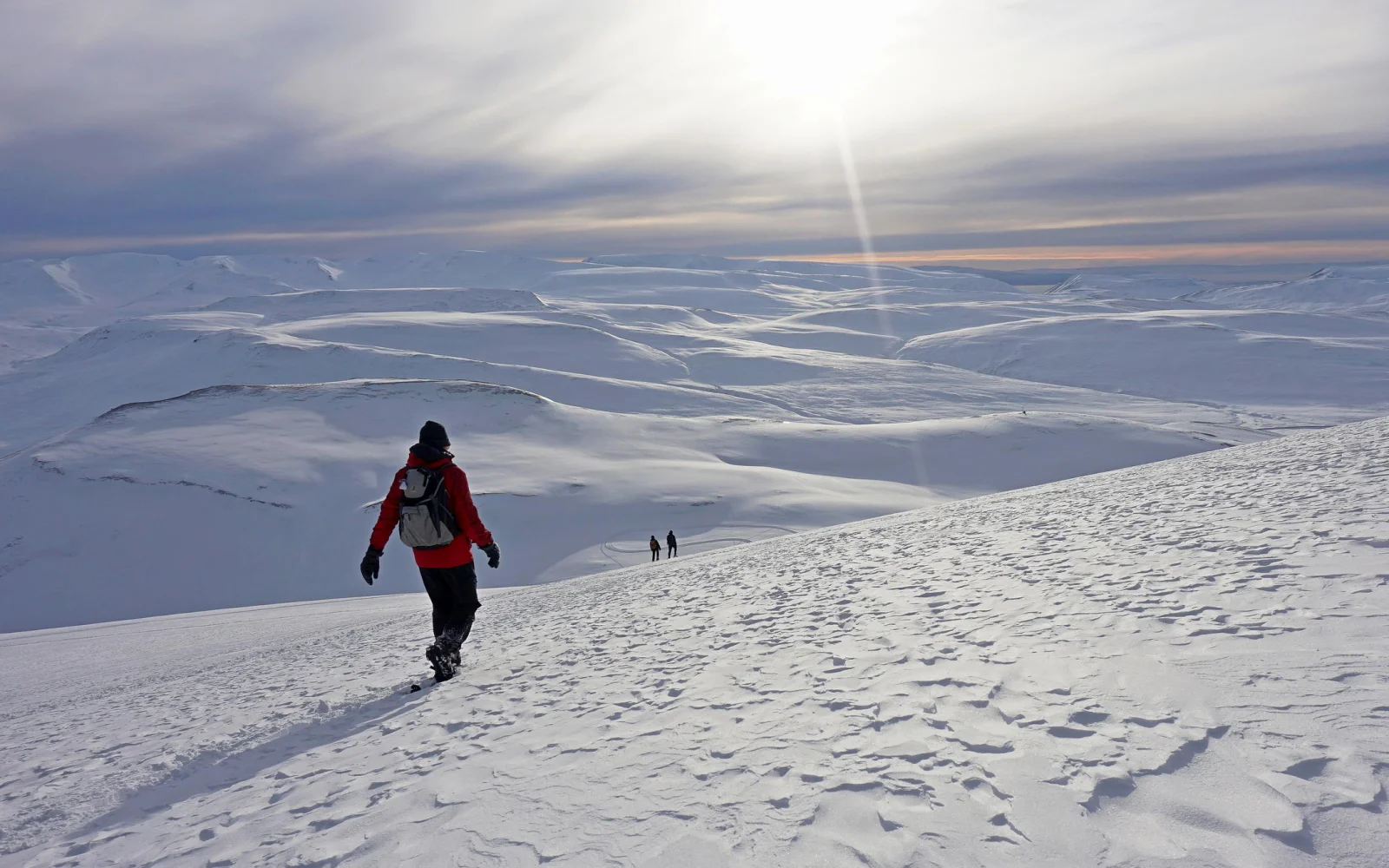 Wo immer es möglich ist, schnallen wir die Schneeschuhe an und erkunden die grandiose Landschaft.