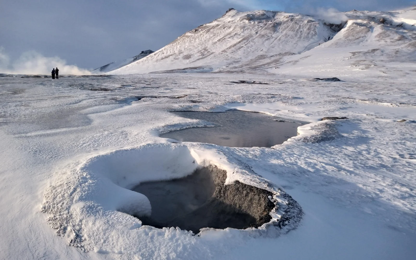 Der Erde nahe des Sees Mývatn lebt und schafft im Zusammenspiel mit winterlichen Kräften oft spannende Phänomene.