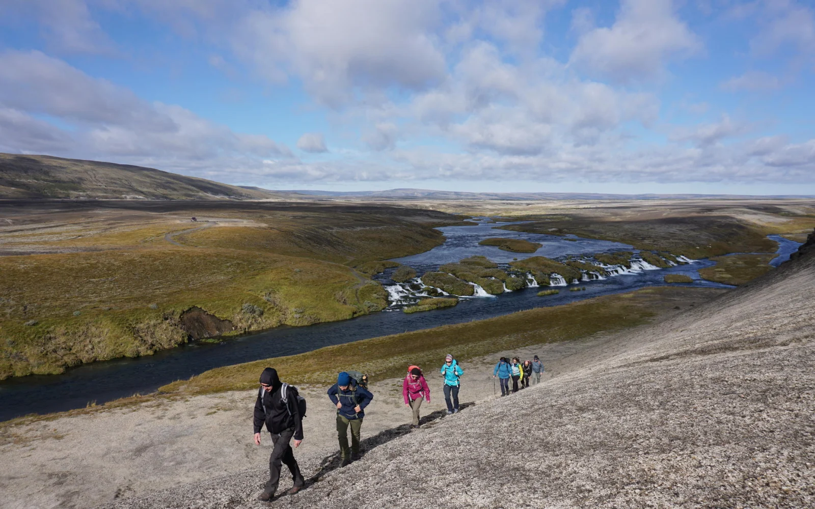 Wanderungen abseits der bekannten Pfade wie diese nahe des Vulkans Hekla sind Markenzeichen der Reise.