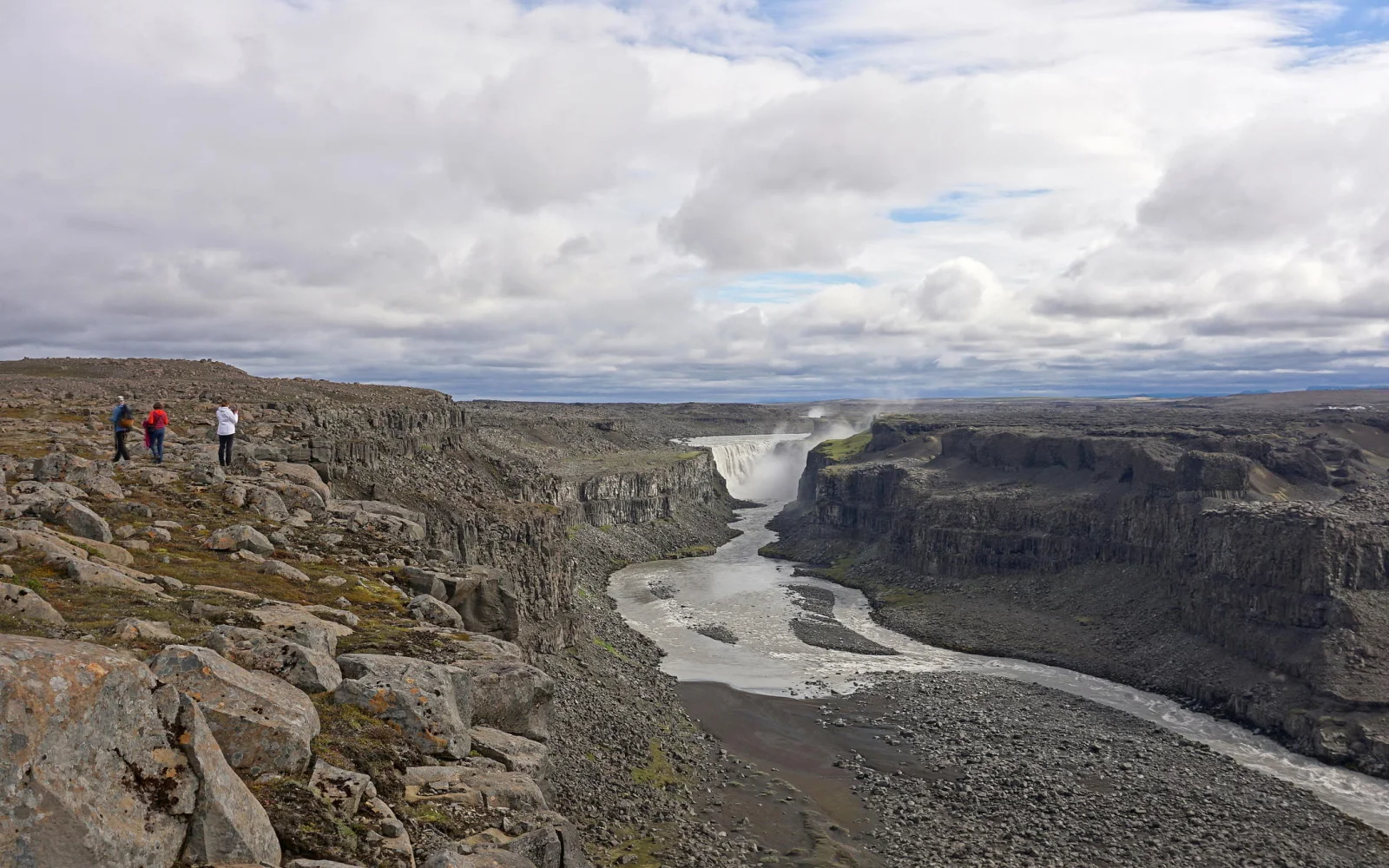 Höhepunkte wie z.B. der Dettifoss werden wann immer es möglich ist auf alternativen Wegen angewandert.