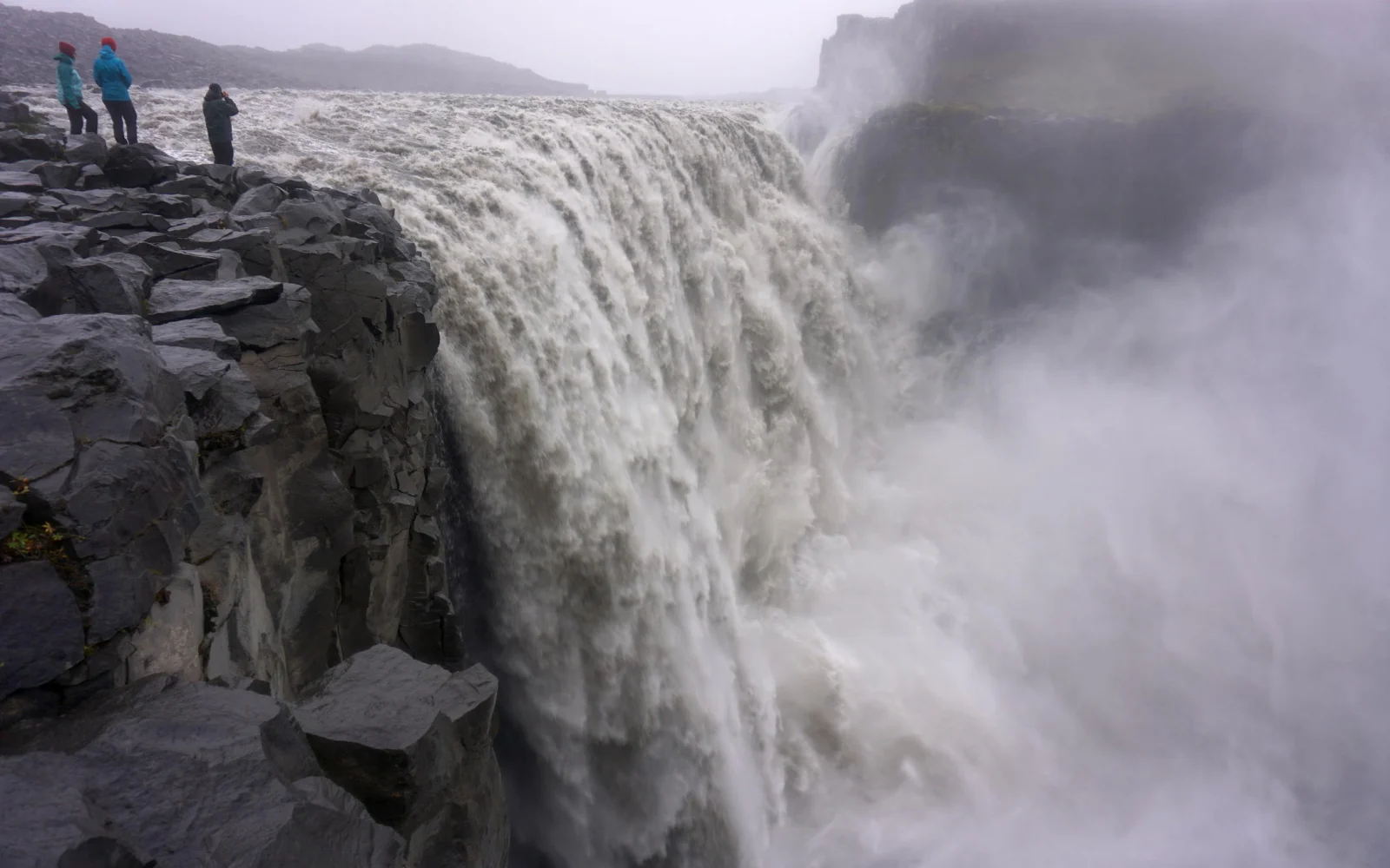 Kleiner Mensch, große Landschaft - gibt es in Island (hier Dettifoss) oft