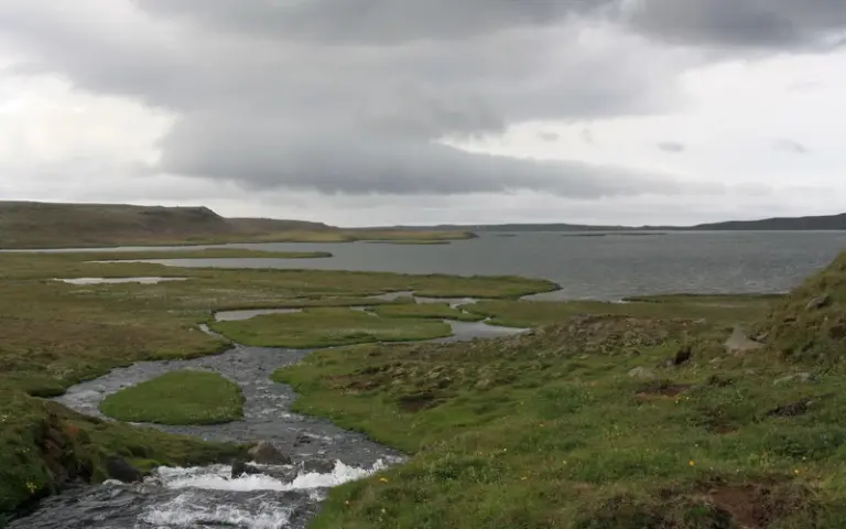 Über Moränenhügel und am See Arnarvatn vorbei.