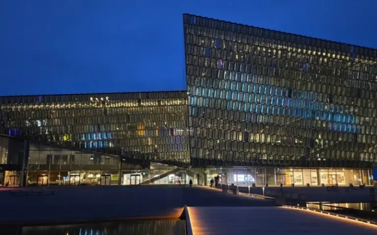 Individuelle Anreise nach Reykjavík. Übernachtung in Reykjavik