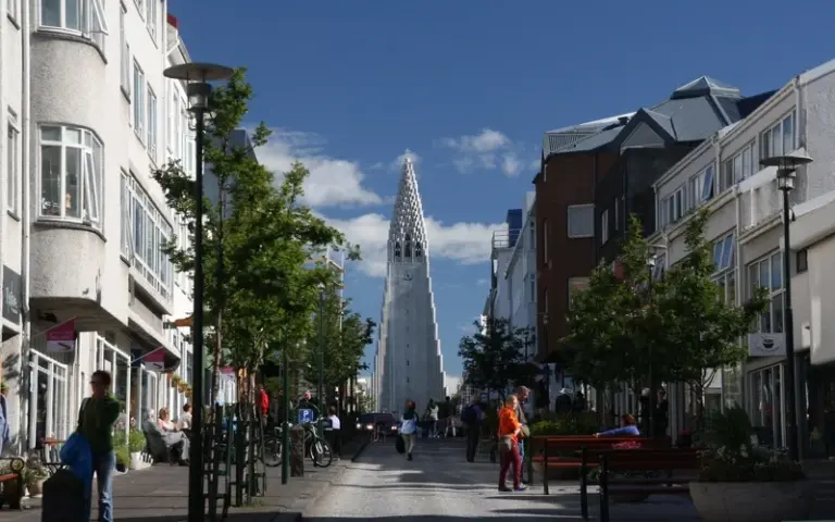 Anreise nach Keflavík; Transfer nach Reykjavík