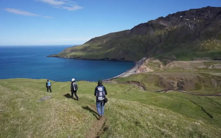 Einsame Bucht und abseits gelegener Bergsee