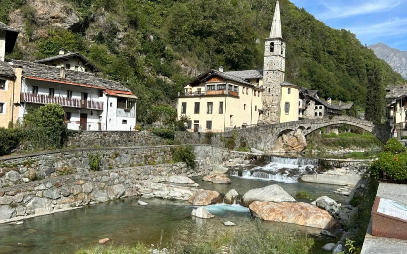 Entlang dieses wunderschönen Gebirgsflusses wandern Sie im Lystal