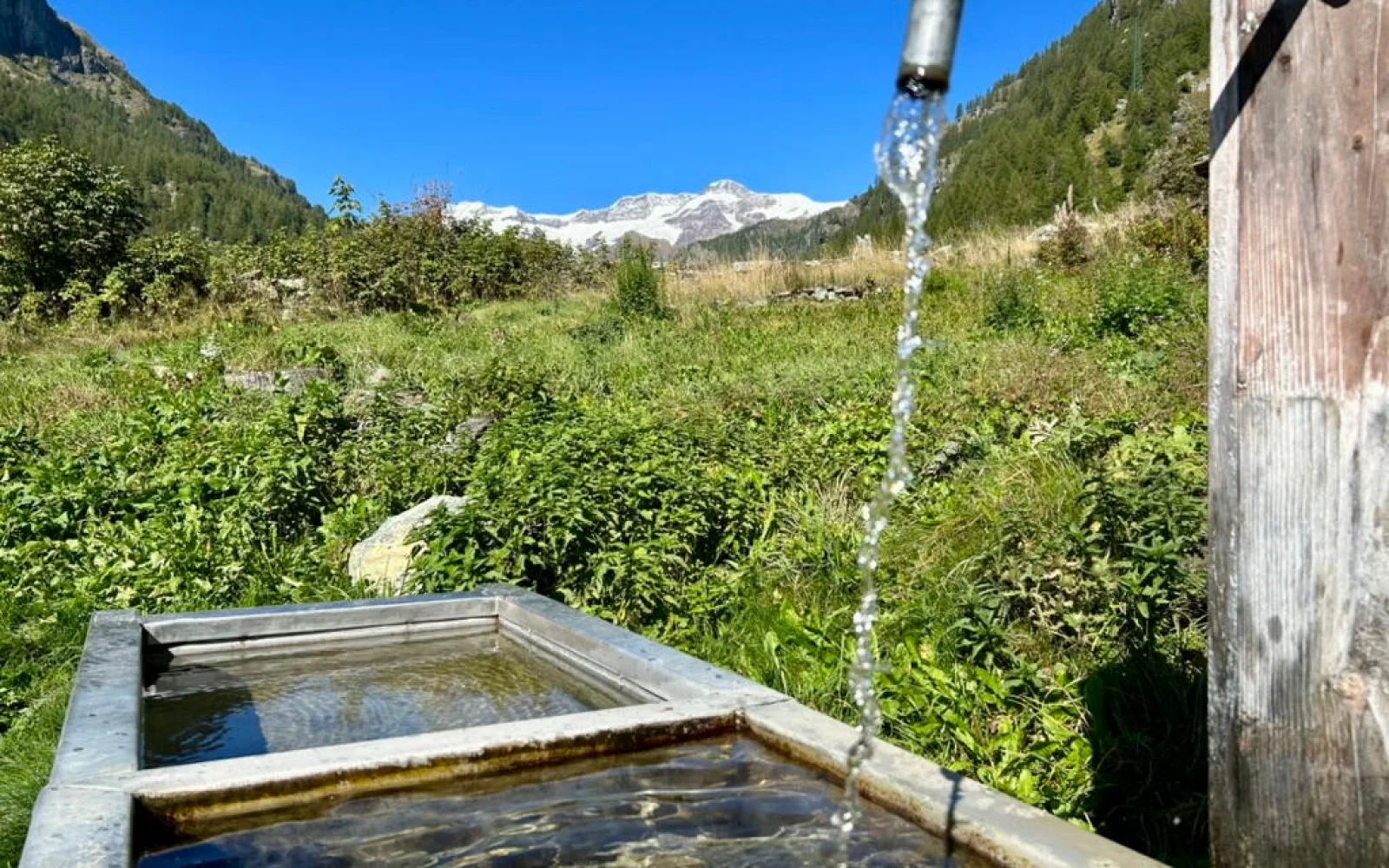 Quellwasser sorgt für Erfrischung unterwegs – mit Blick auf den Monte Rosa