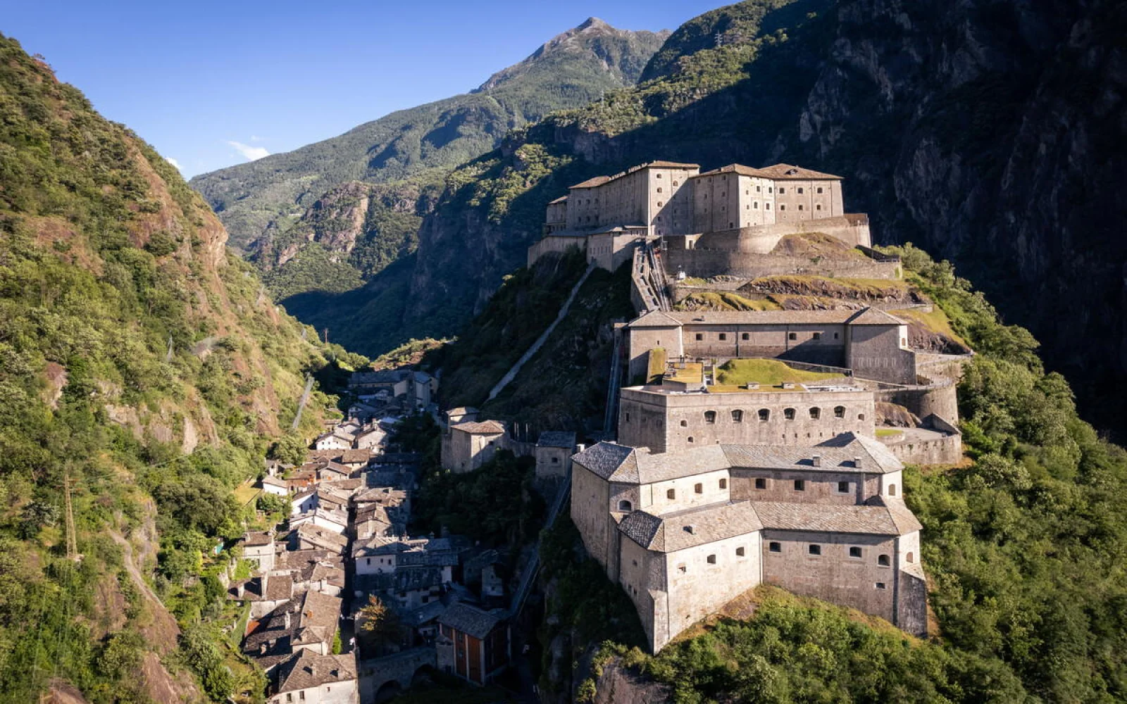Inmitten des von Burgen geprägten Aostatals thront die Festung Bard