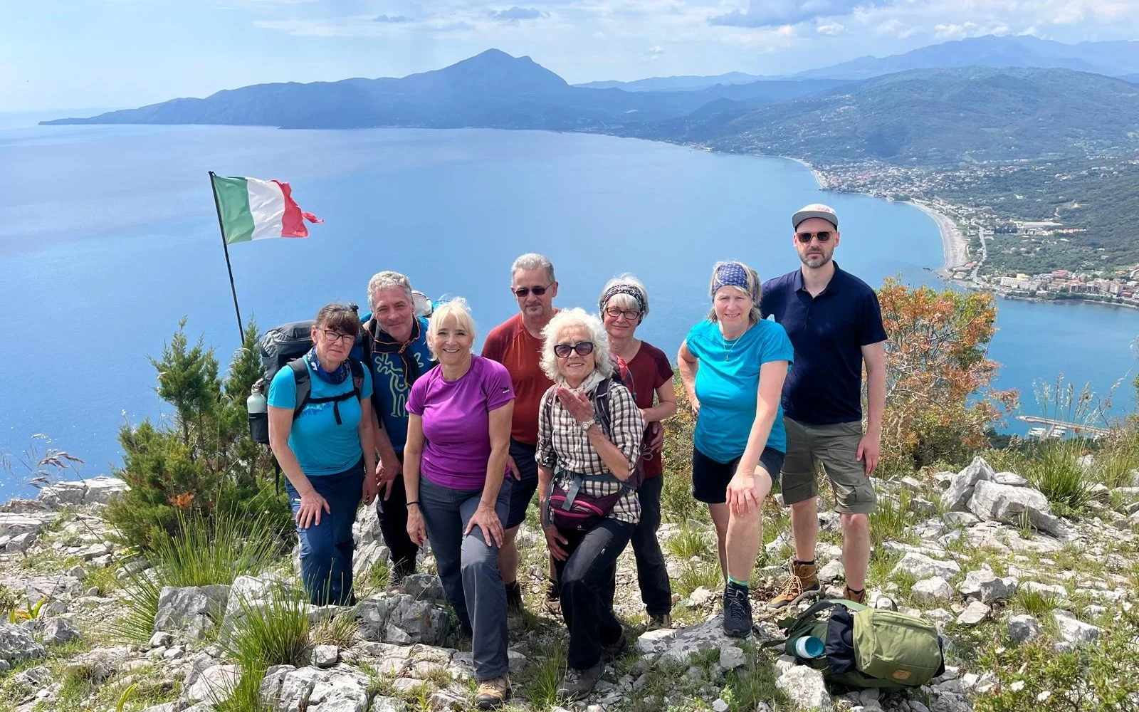 Ein Gruß unserer Frühlingsgruppe 2025 mit Blick auf den Golf von Policastro