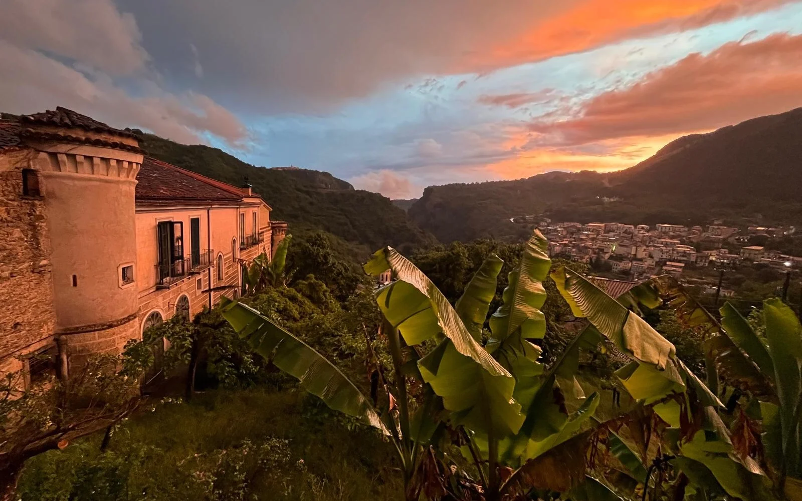 Links im Bild: Der Palazzo Gallotti - Ihr Zuhause während der Reise