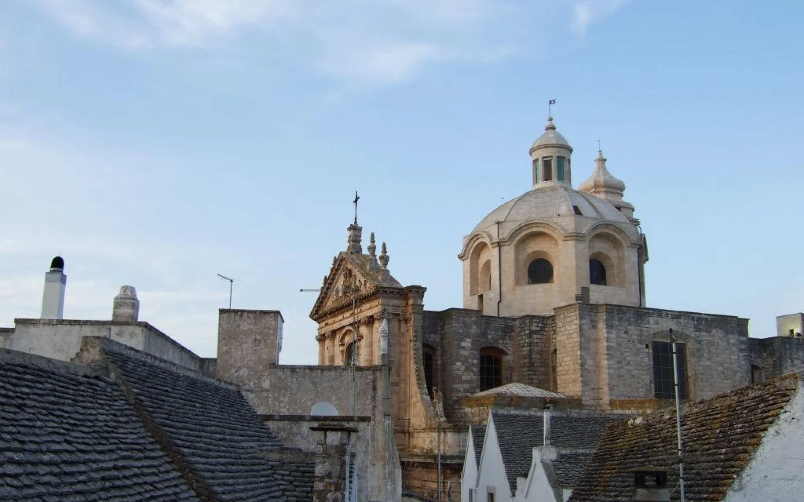 Ihr zweiter Standort Locorotondo ist eine kleine Stadt im Tal der Trulli, Sie wohnen inmitten der malerischen Altstadt