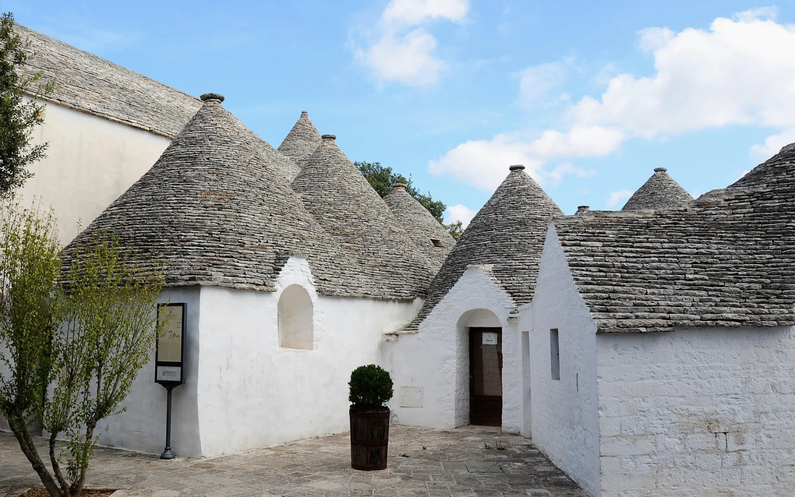 Die neckigen Trulli mit Ihren kegelförmigen Dächern erleben Sie auf einer kleinen Wanderung im Tal der Trulli in Apulien und bei Ihrer Stadtbesichtigung Alberobellos