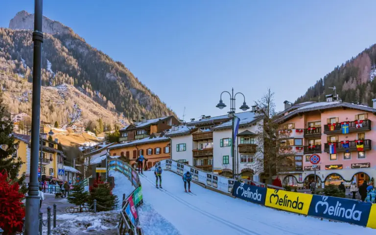 Die Strecke führt durch 13 Dolomitendörfer, überall kocht die Stimmung