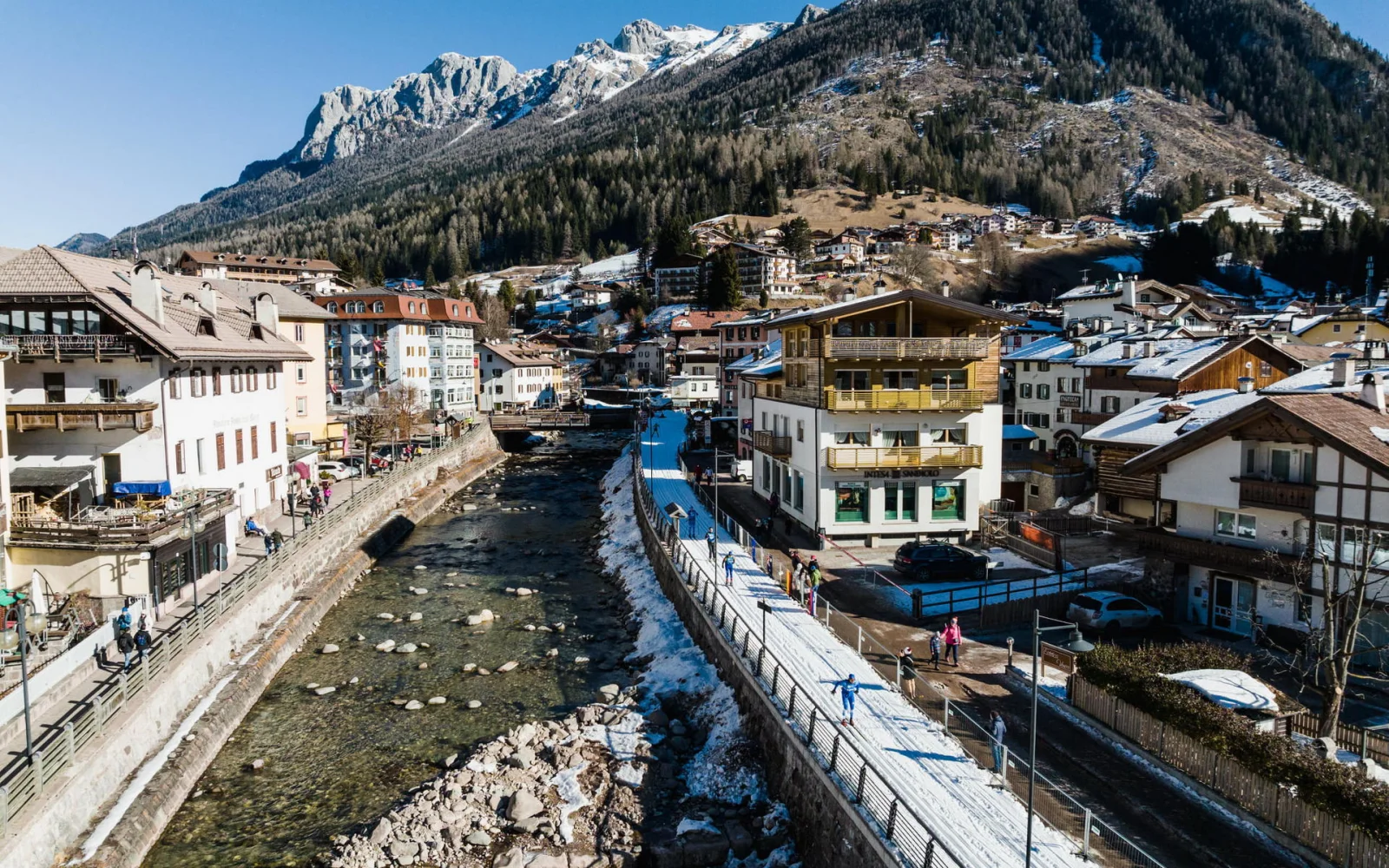 Die Strecke zieht sich zum Großteil am Fluss Avisio entlang