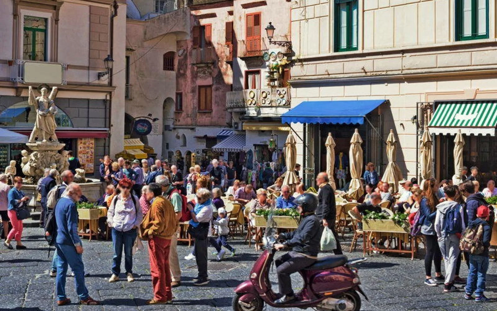 Im lebhaften Zentrum von Amalfi - Das bunte Treiben auf der Piazza lässt sich am besten bei einem Kaffee oder Eis beobachten.