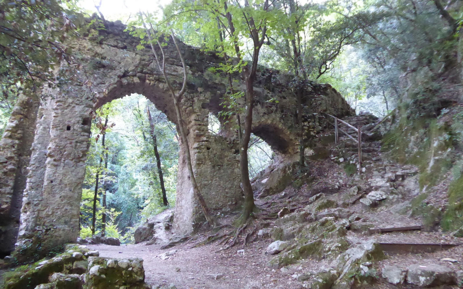 Ein Abstieg durch das Wassermühlental führt Sie nach Amalfi