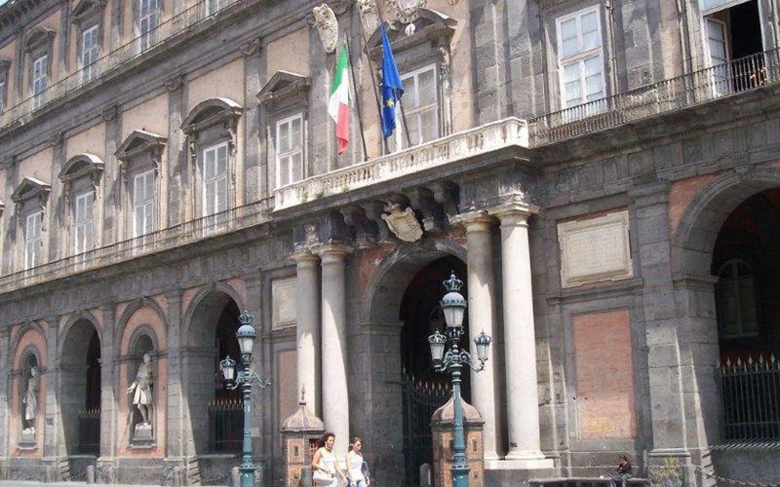 Bei einem Stadtrundgang durch Neapel kommen Sie unter anderem am Palazzo Reale vorbei