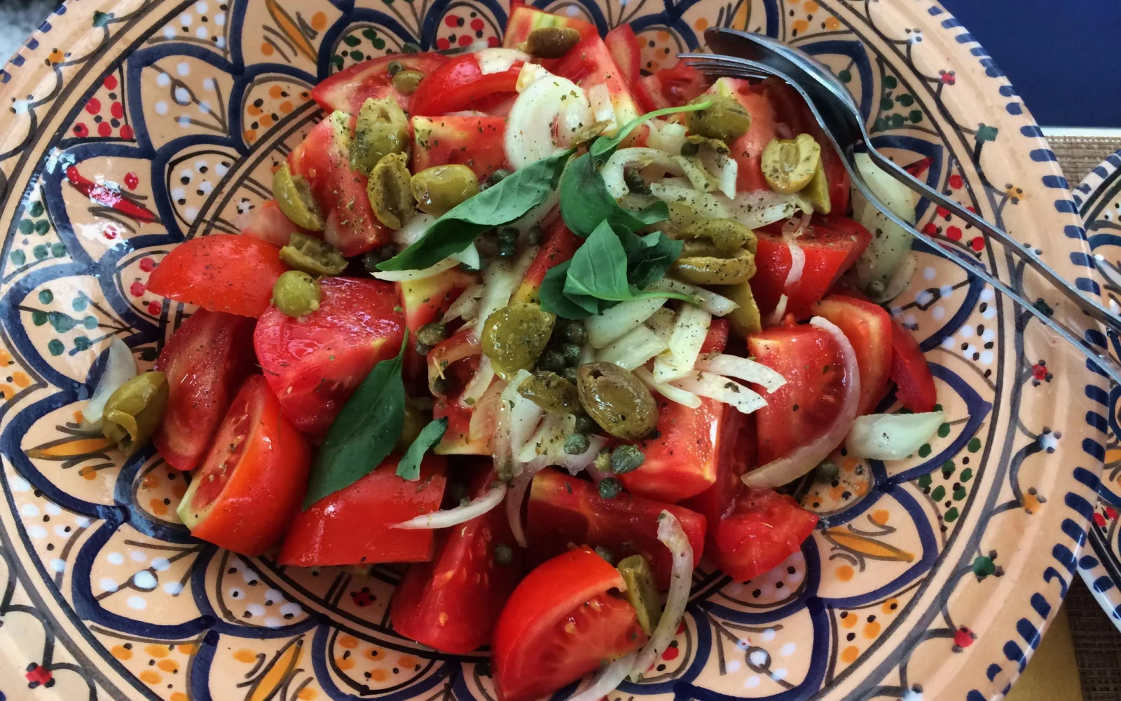Dolce Vita und ein Muss auf Salina: Sizilianischer Tomaten-Kapern-Salat