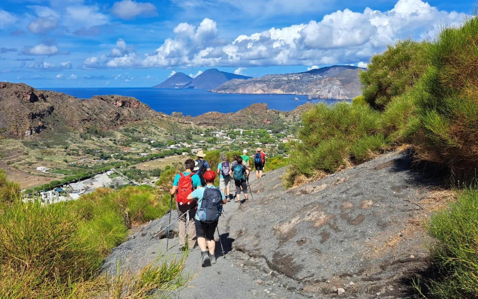 Die Wanderung auf den Gran Cratere auf Vulcano (2. Reisetag) belohnt mit grandiosen Ausblicken über die umliegenden Inseln.
