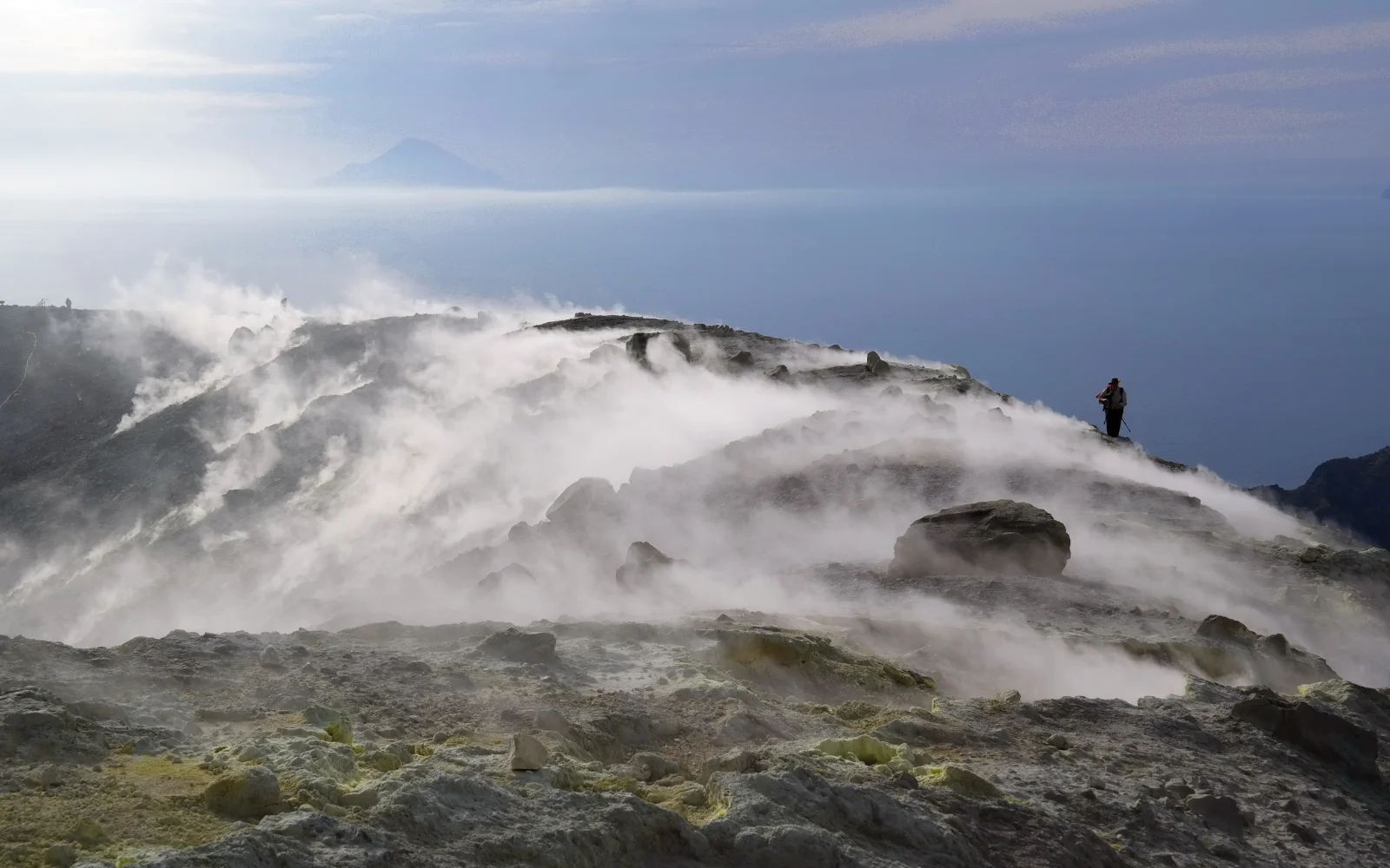 Vulcano: Schwefeldämpfe am Kraterrand