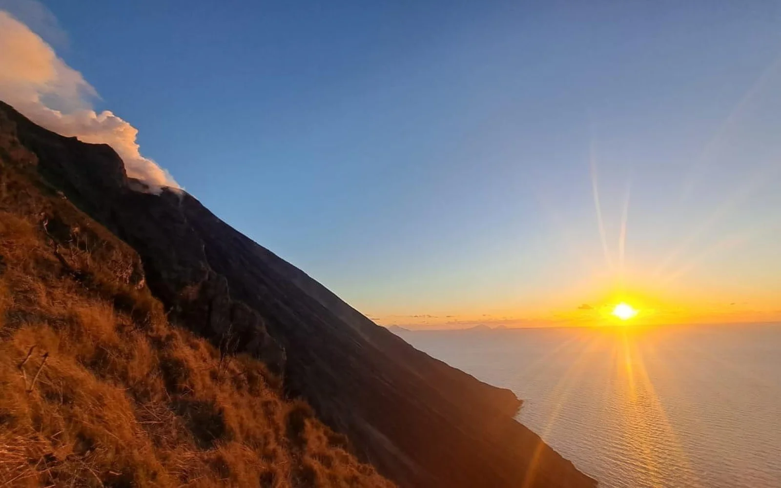Sie erklimmen die Feuerrutsche am Stromboli