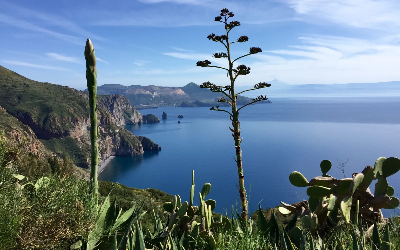 Südküste Liparis mit Fernblick auf die Nachbarinsel Vulcano