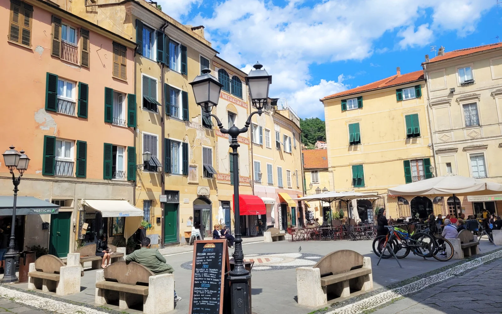 Dorfplatz von Finalborgo "un borgo piu bello"