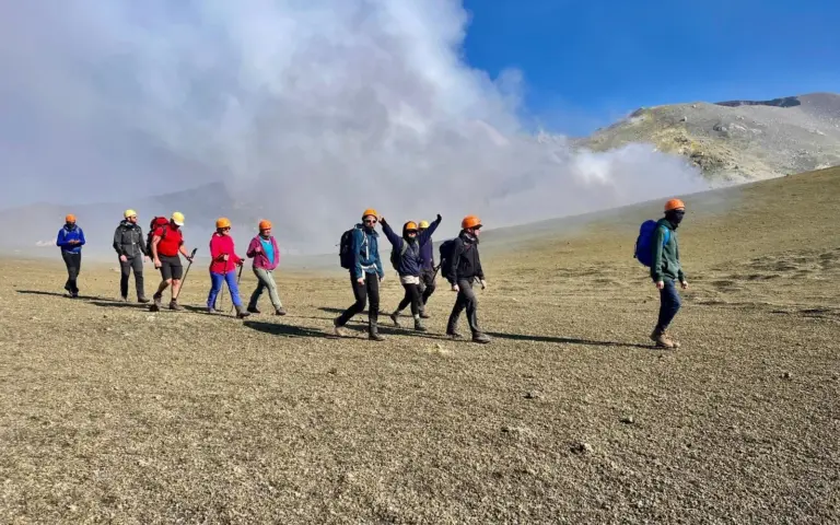 Ein Highlight der Reise: der Aufstieg auf den Ätna - im Hintergrund der rauchende Krater