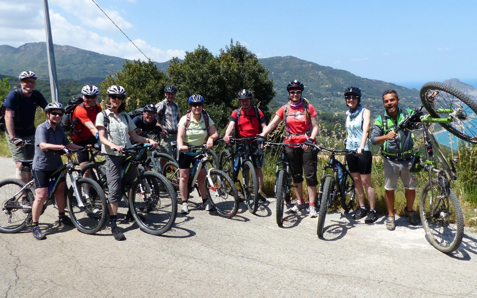 Nicht nur traumhafte Aussichten, sondern auch viel Spaß haben Sie bei der Mountainbiketour