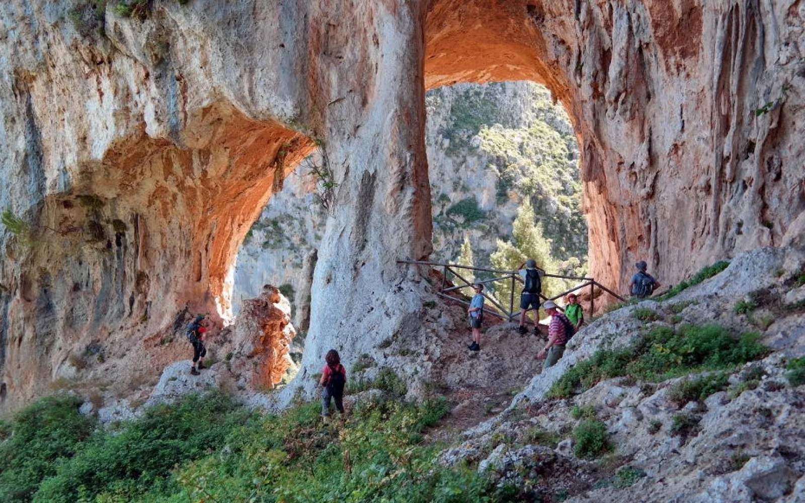 Inmitten der beeindruckenden Felsformationen des Madonien-Nationalpark bereiten über 2000 verschiedene Pflanzenarten eine faszinierende Wanderkulisse
