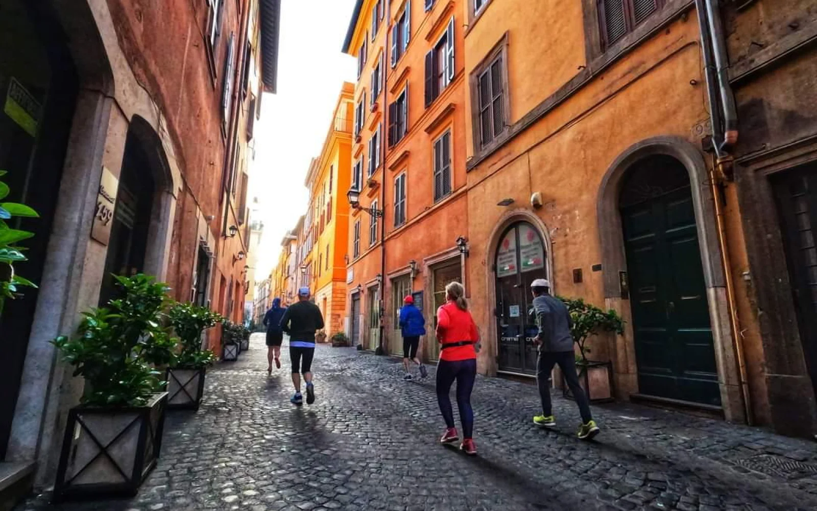 Beim gemeinsamen Morgenlauf am Frühen Morgen in den kühlen Gassen Roms.