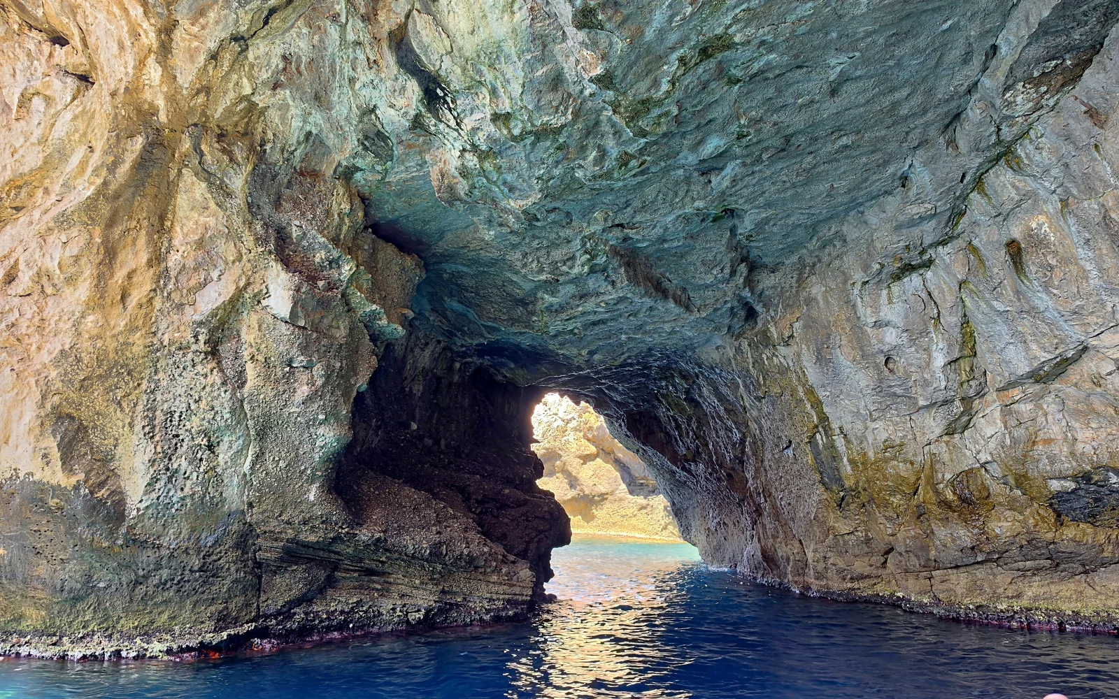 Die Inselgruppe lockt mit kristallblauem Wasser (Foto: E. Tothne Vaja)