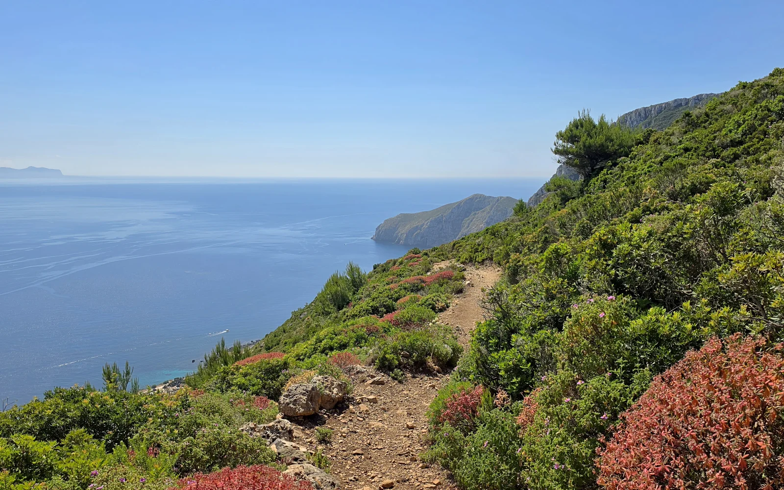 Steilküstenwanderung auf Marettimo mit Meerblick (Foto: E. Tothne Vaja)