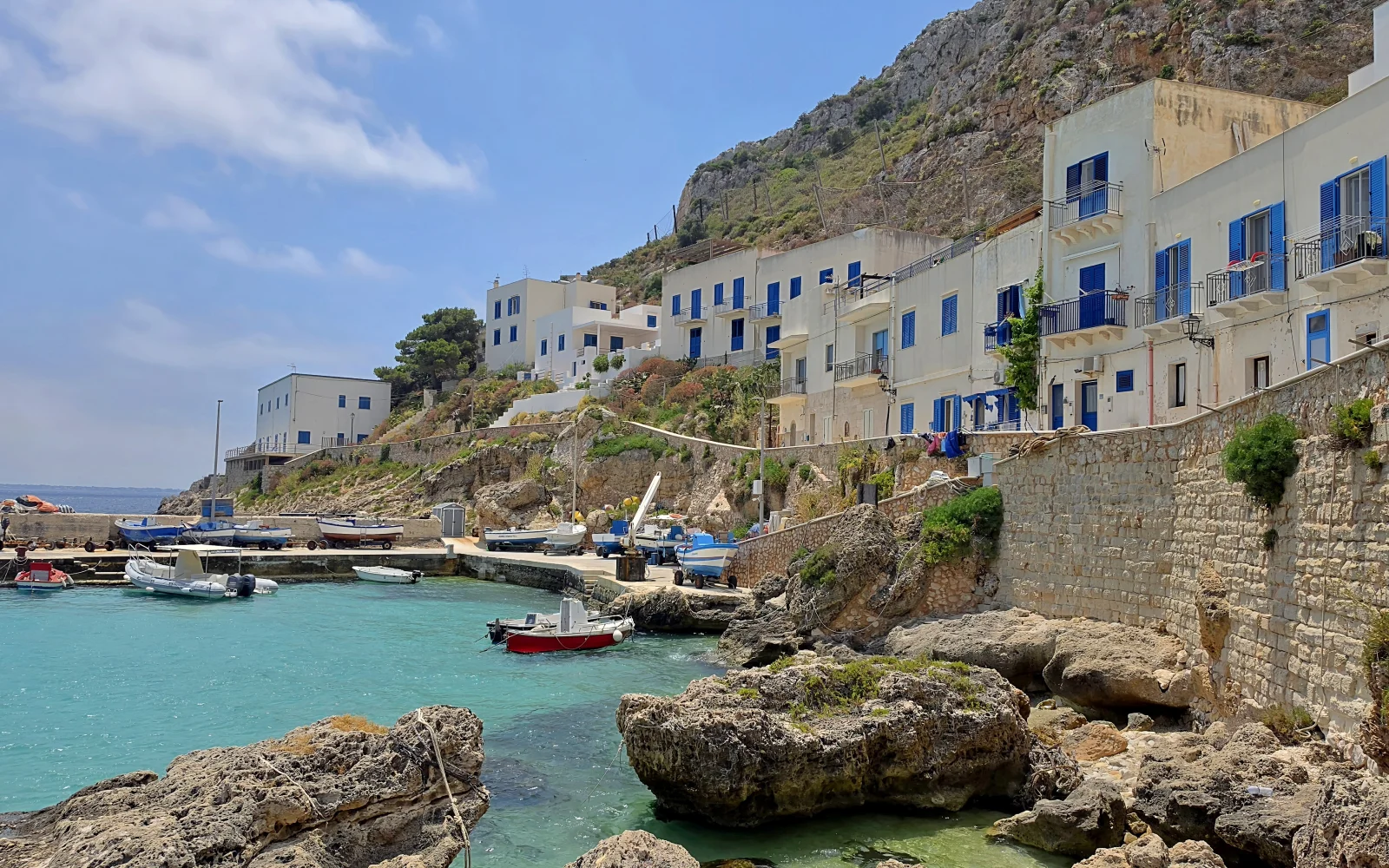 Der beschauliche Hafen von Levanzo (Foto: E. Tothne Vaja)