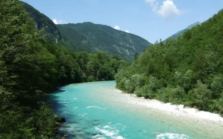 Immer wieder bieten sich schöne Ausblicke auf die Berge und die Soča 