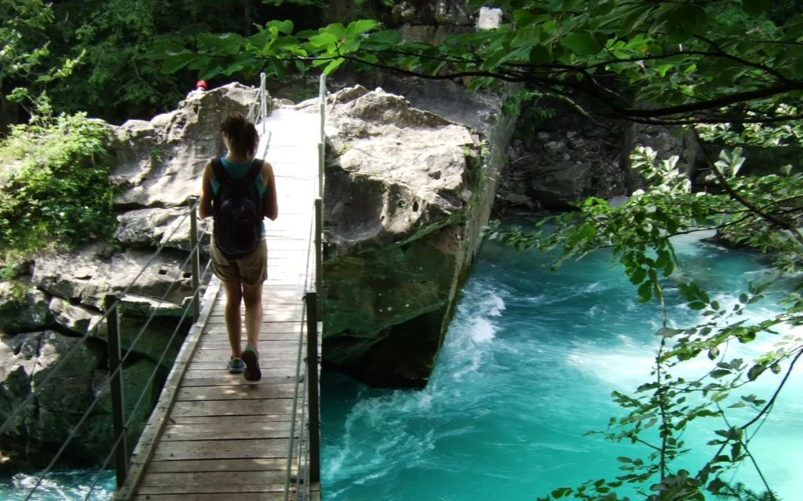 Via Hängebrücke über die türkisfarbene Soča  