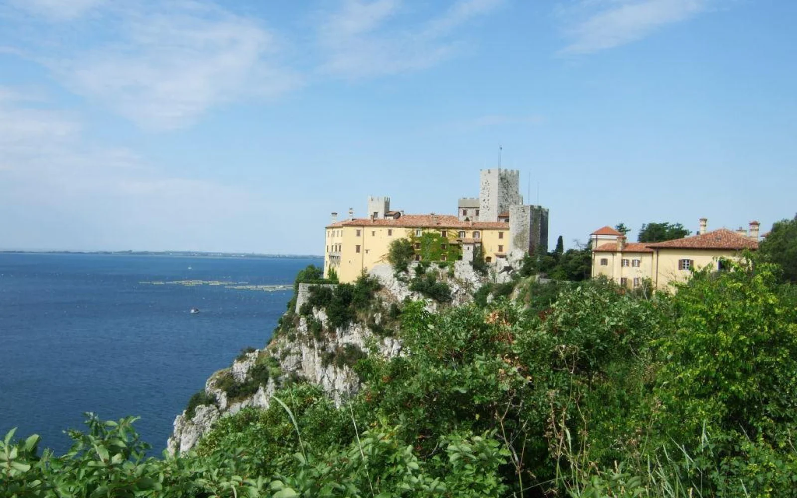 Auf einem Felsen direkt über dem Meer thront das Schloss Duino