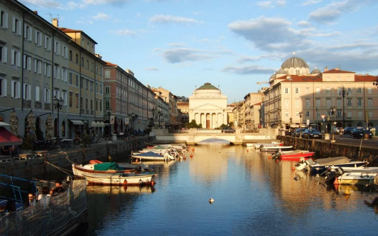 Der malerische Hafen von Triest
