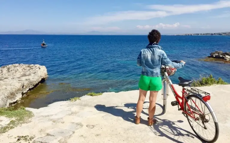 Favignana per Rad erkunden und kleine Badebuchten entdecken 