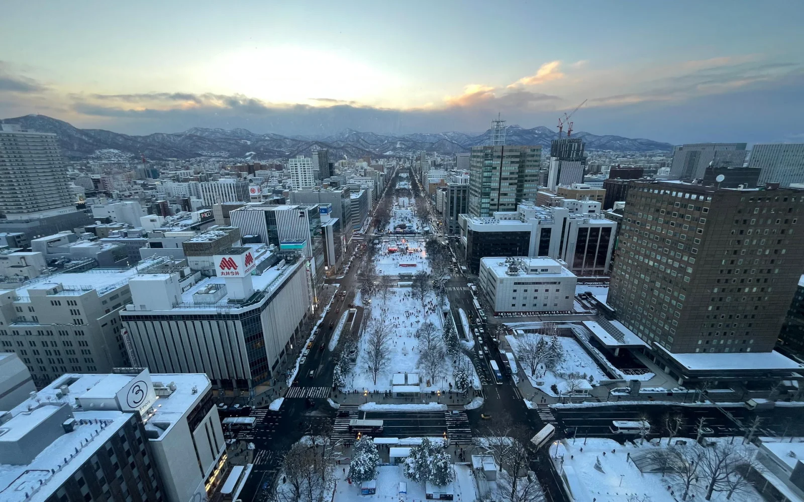 Ausblick vom TV-Turm in Sapporo auf den Odori-Park