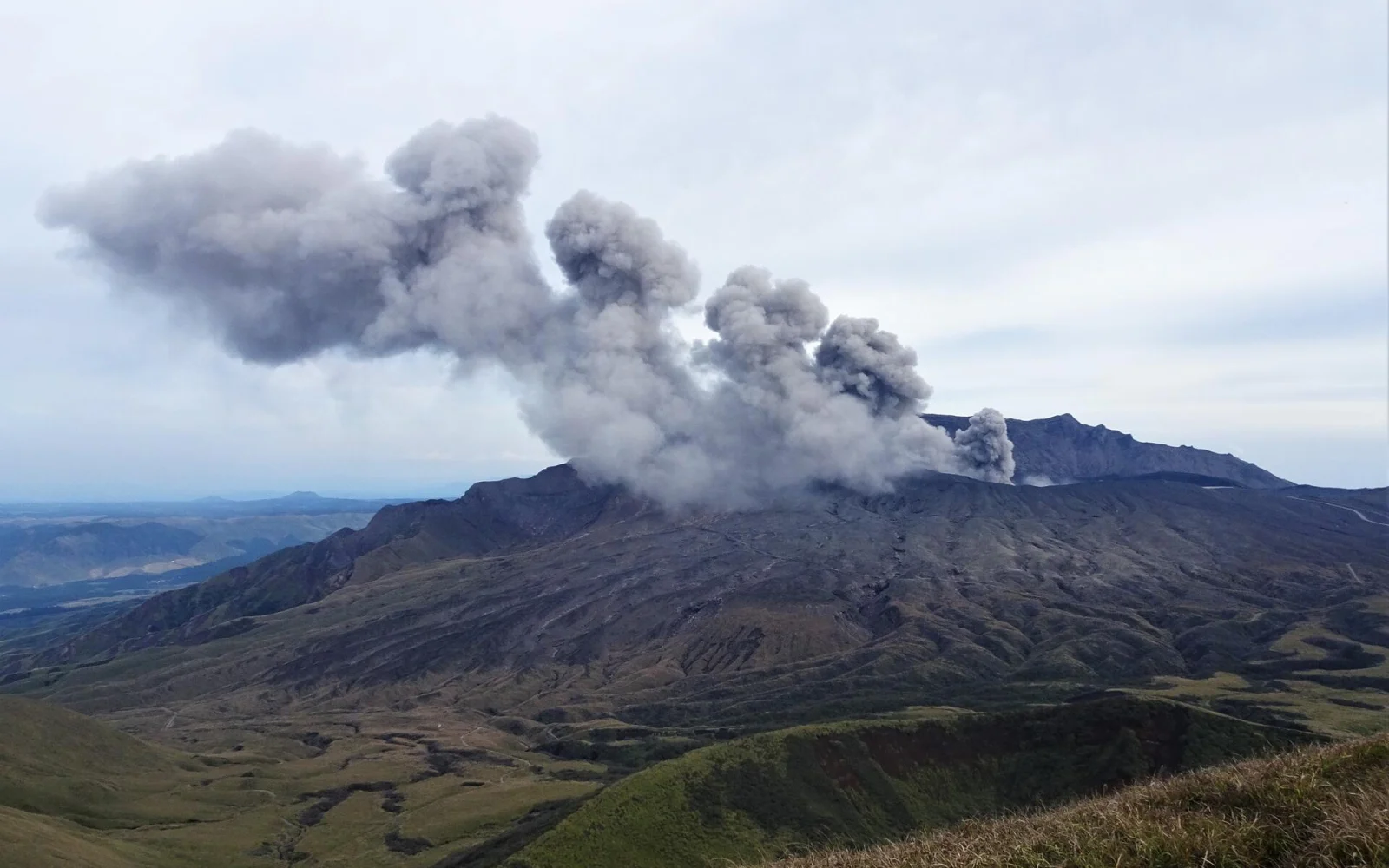 Zu Fuß unterwegs am aktiven Mt. Aso Vulkan