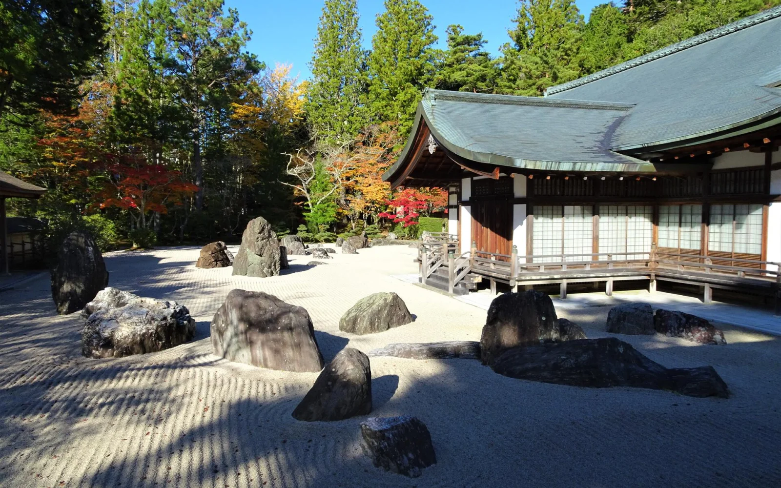 Zen-Steingärten und Bonsai – Kunst der japanischen Gartenkultur