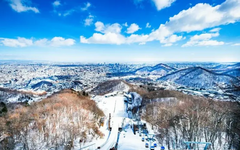 Halbtagestour mit den Olympia- & Wintersport Highlights von Sapporo und Skitraining am Nachmittag