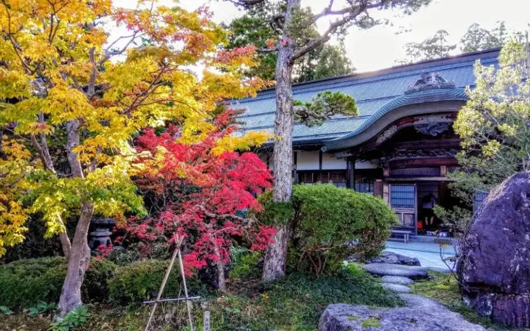 In Koyasan Wanderung über den Okunoin Friedhof und Tempelübernachtung