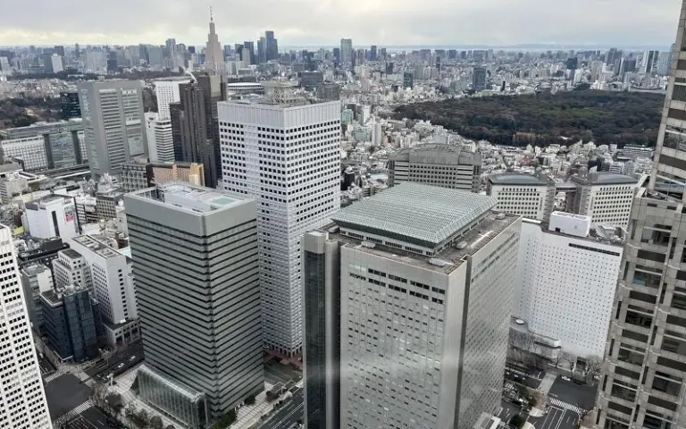 Tokios Hochhäuser, friedlicher Meiji Schrein und elegantes Ginza