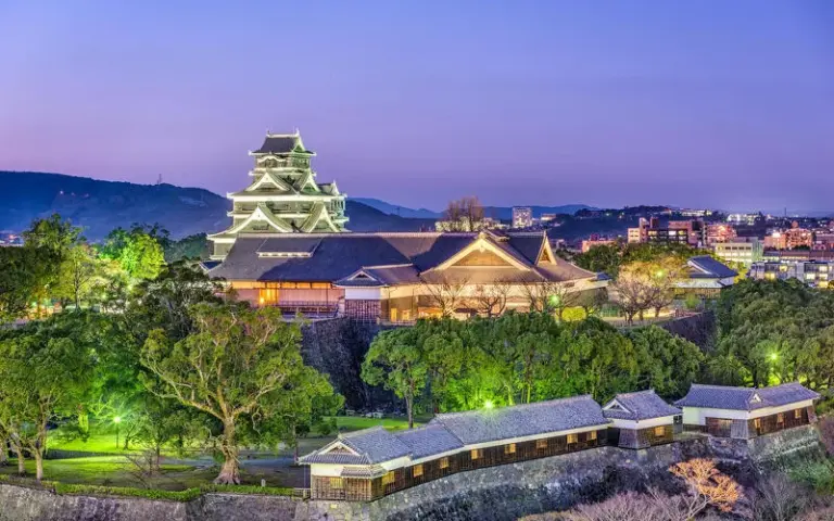Ankunft und Zugfahrt nach Kumamoto mit Ausblick auf die Samurai-Burg 